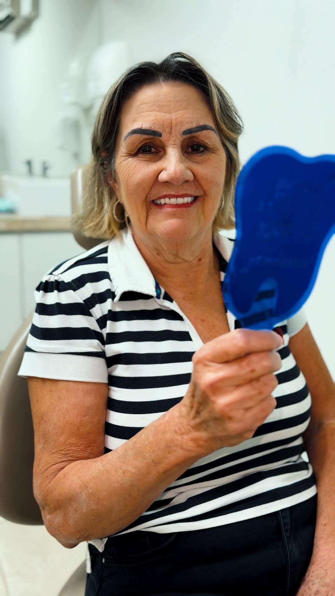 Paciente sorrindo após atendimento na Oral Sin Sorocaba